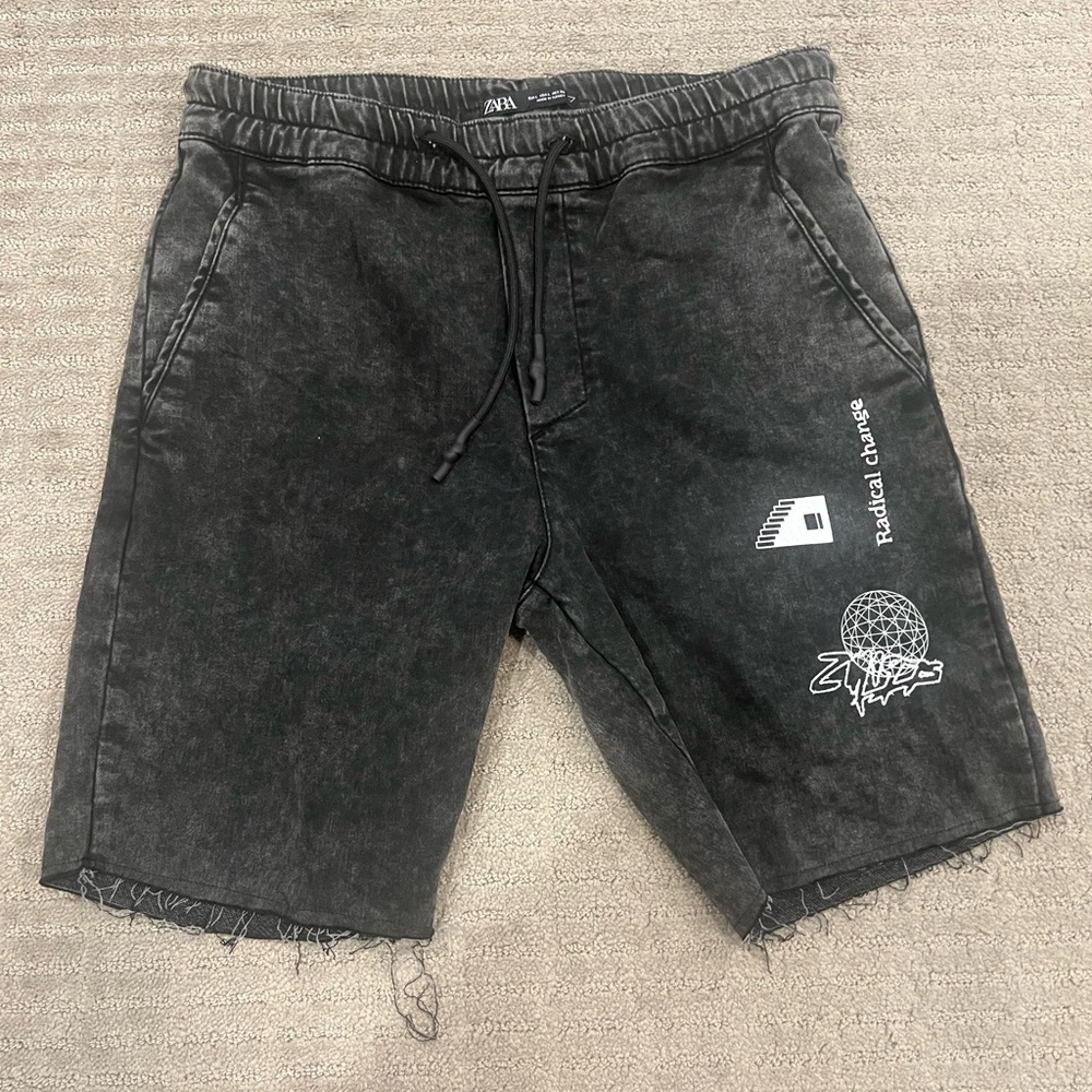MENS ZARA GRAPHIC DISTRESSED DENIM SHORTS